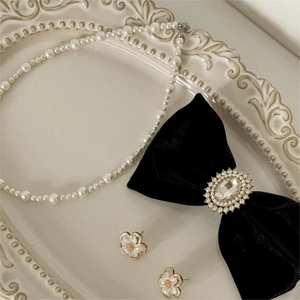 French retro 925 silver jewelry set with pearl necklace and velvet bow on ceramic tray