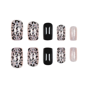 Kurze quadratische Leoparden-Nägel zum Aufkleben mit schwarzen und glitzernden Details