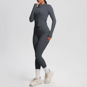 Détail du legging de yoga gris foncé avec poches latérales pratiques pour le rangement