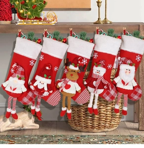 Fünf verschiedene Nikolausstiefel mit Weihnachtsmann und Wichtel am Holzkamin hängend