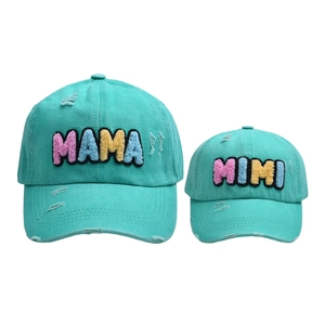 Détail de casquettes parent-enfant vert menthe avec patchs colorés MAMA et MIMI