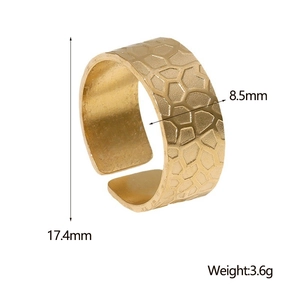 Detailansicht eines 18K vergoldeten breiten Rings mit Wabenstruktur und Größenangaben
