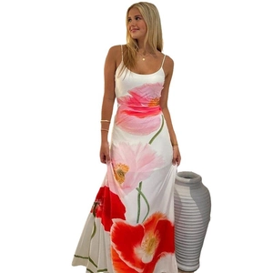 Robe longue blanche élégante à fleurs rouges avec un design dos nu sexy pour plage