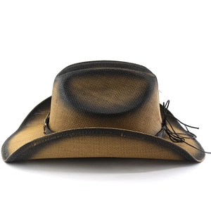 Détail d'un chapeau de cowboy tressé avec dégradé de marron et fine lanière noire