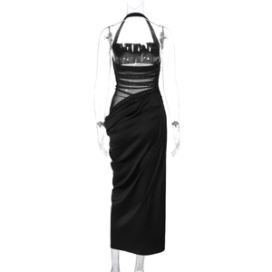 Détail de robe longue dos nu noire avec empiècement en mesh et découpe latérale