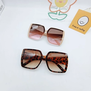 2025 trendy oversized square sunglasses for women with leopard print and gradient lenses