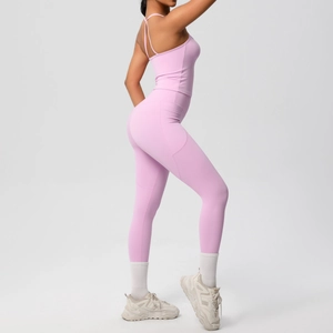 Détail du legging de yoga rose à taille haute avec poche latérale pratique et tissu doux