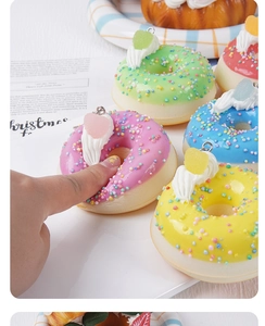 Détails des squishies donuts en PU à rebond lent aux couleurs variées avec anneaux