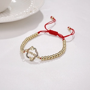Dettaglio del bracciale MAMA con zirconi colorati e cordino rosso regolabile a tiraggio