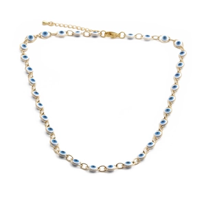 Vue détaillée du collier plaqué or avec perles d'œil grec bleues et blanches alternées