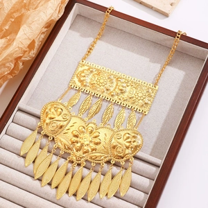 Vintage goldene Ethno-Halskette mit Blatttaseln in grauer Schmuckschatulle