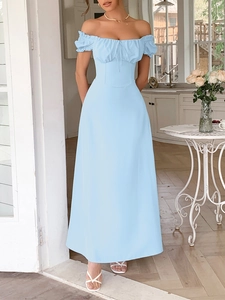 Elegante abito azzurro con spalle scoperte, maniche a sbuffo e gonna fluida