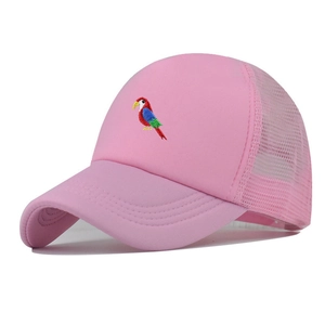 Detail der rosa Trucker-Cap mit bunter Papageienstickerei und atmungsaktiver Mesh-Struktur