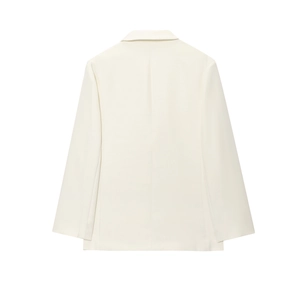 Vue arrière d'un blazer croisé ivoire pour femme avec une texture ajustée raffinée