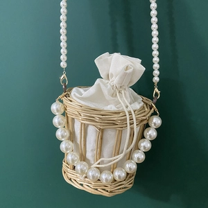 Handgeweven strooien tas met elegante parelketting en binnenste canvas tas