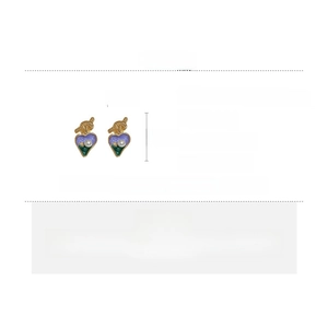 Vue détaillée des boucles d'oreilles cœur en émail violet, perles et dimensions