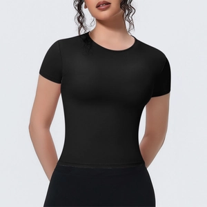 T-shirt de yoga noir ajusté à manches courtes avec col rond respirant pour le sport féminin