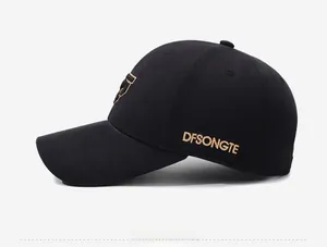 Détail de la broderie dorée sur le côté d'une casquette en coton noir de qualité