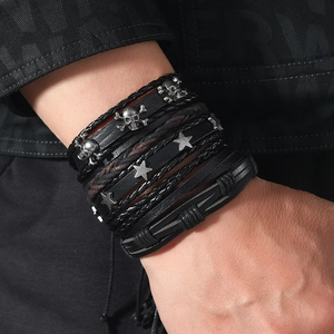 Set bracciali uomo punk in pelle intrecciata con ciondoli a teschio e stelle d'argento