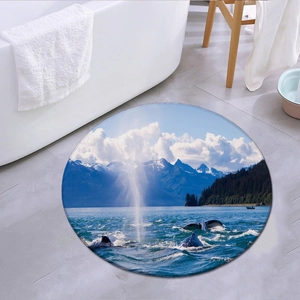 Detail van ronde badmat met oceaanthema en high-definition walvis- en bergaprint