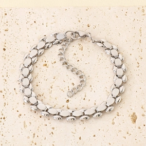 Nahaufnahme eines 8mm breiten Gliederarmbands aus Edelstahl mit verstellbarem Karabinerverschluss
