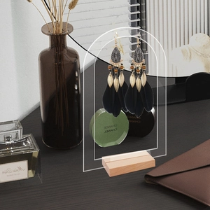 Boucles d'oreilles bohèmes en plumes sur présentoir acrylique avec socle en bois