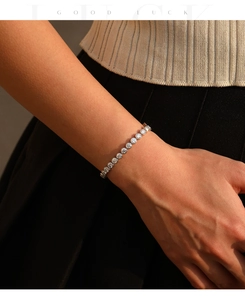 Macro-opname van VVS1 moissanite tennisarmband in S925 zilver om de pols