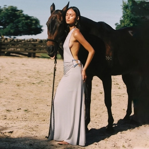 Robe dos nu élégante avec boucle métallique portée à l'extérieur près d'un cheval