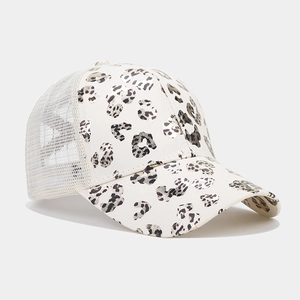 Dettaglio del cappello trucker con stampa leopardata e rete bianca traspirante