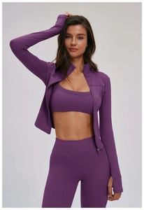 Detailansicht eines lila Yoga-Sets mit Reißverschlussjacke und hoher Elastizität