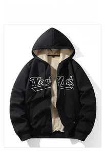 Détail d'une veste à capuche noire avec doublure en polaire et imprimé New York