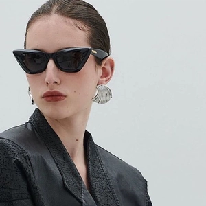 Fashionable fan-shaped wave textured earrings with bold black cat eye sunglasses