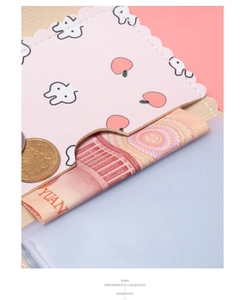 Détail de porte-cartes rose avec compartiment pour billets et fentes pour cartes