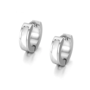 Boucles d'oreilles créoles polies en acier inoxydable argenté sur fond blanc épuré
