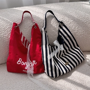 Détail de sacs en toile avec bordure en dentelle élégante et motifs à rayures ou rouges