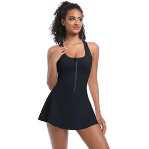 Détail du tissu extensible et de la fermeture éclair sur cette robe de tennis noire