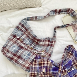 Gros plan du sac en toile à carreaux tie-dye avec boutons décoratifs et étiquette