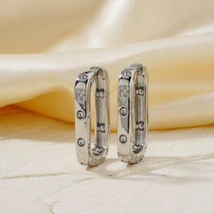 Boucles d'oreilles créoles rectangulaires en argent avec zircons et design texturé