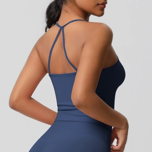 Detail eines dunkelblauen Yoga-Tops mit überkreuzten Rückenträgern für Fitnessübungen