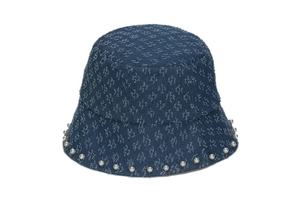 Détail du bob en denim avec motif jacquard et bordure en perles blanches élégantes