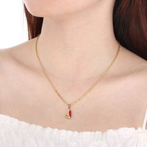 Collier doré tendance avec pendentif cœur asymétrique et émail rouge pour femme