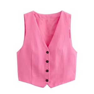 Détail d'un gilet rose à col en V avec quatre boutons noirs ronds et une coupe ajustée