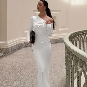 Détail de la robe longue blanche à épaule dénudée avec fronces latérales et coupe ajustée