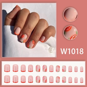 Faux ongles courts carrés avec pointes orange French et motifs d'agrumes peints à la main