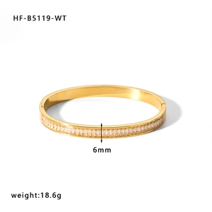 Dettaglio del bracciale dorato da 6mm con intarsio in zirconi e peso di 18,6g