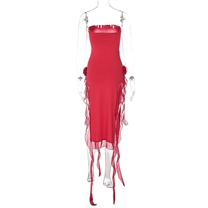 Détail de robe bustier rouge avec fleurs 3D et ourlet fendu asymétrique à volants