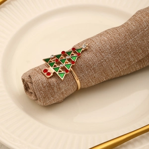 Vue détaillée d'un rond de serviette sapin de Noël en métal avec émail et strass étincelants