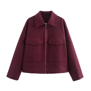 Giacca vintage in lana bordeaux con zip e grandi tasche su uno sfondo bianco puro