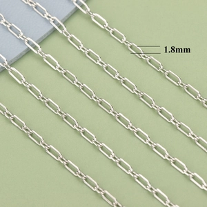 Makroaufnahme einer 1,8 mm silbernen Rechteck-Gliederkette mit polierter Metalloberfläche