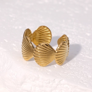 Anello con conchiglia in acciaio inossidabile placcato oro 18k dal design lucido